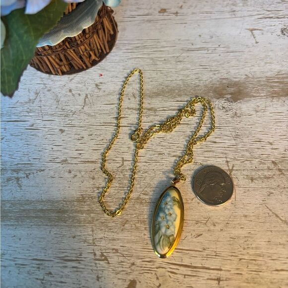 24” Goldtone Necklace with Oval Floral Pendant See Photos for Size Comparison - Picture 6 of 7